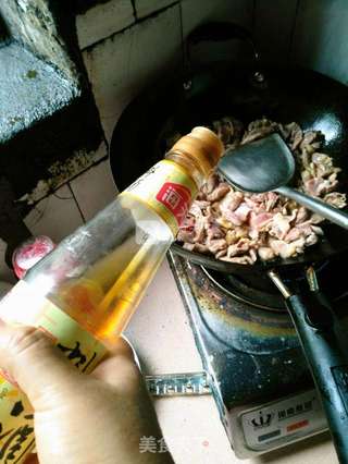芹菜西红柿炒鸡胗鸡心的做法步骤：2