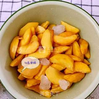 黄桃罐头的做法步骤:2