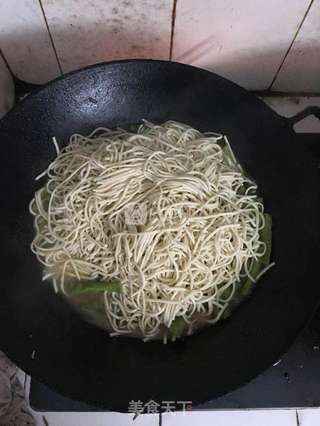 豇豆五花肉焖面的做法步骤:5