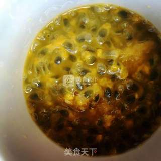 百香果糖浆的做法步骤:2