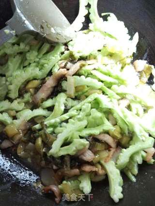 三层肉炒苦瓜酸菜的做法步骤:4