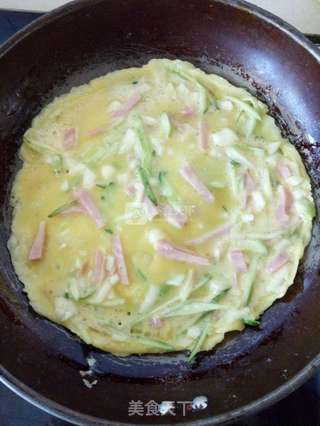 黄瓜火腿鸡蛋饼的做法步骤：2