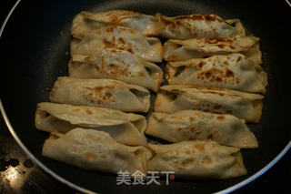 猪肉芹菜锅贴的做法步骤：20