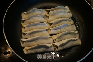 猪肉芹菜锅贴的做法步骤：17