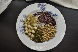 清早，一杯看得见的五谷豆浆的营养的做法步骤：1
