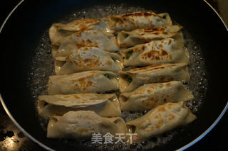猪肉芹菜锅贴的做法步骤：19