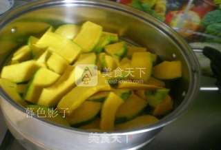 南瓜豆沙包的做法步骤:2