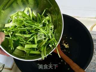 蒜蓉椒香空心菜的做法步骤:7