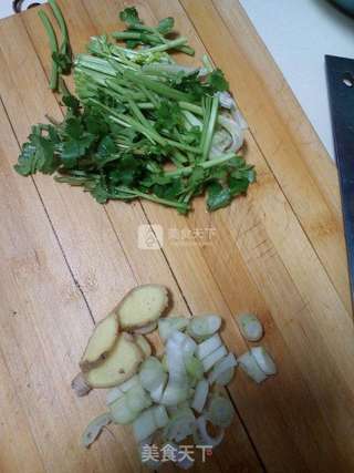 山蘑菇炖鸡的做法步骤：3