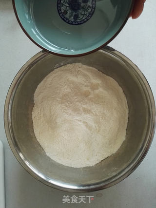 韭菜猪肉馅饼的做法步骤:2