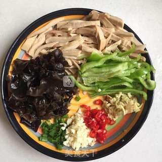 鱼香肉丝的做法步骤:3
