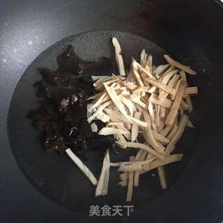 鱼香肉丝的做法步骤:4