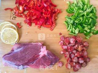 牛肉腊肠披萨的做法步骤:2