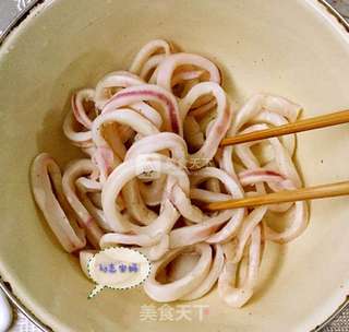 里约奥运会必备的小零食—酥炸鱿鱼圈的做法步骤:2