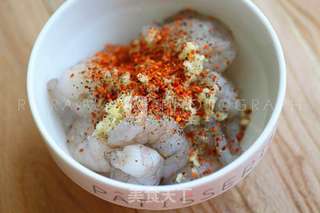 鲜虾牛油果烤南瓜沙拉的做法步骤:2