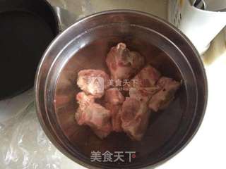 胡萝卜玉米猪骨汤的做法步骤：1