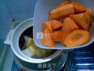 胡萝卜玉米猪骨汤的做法步骤：11