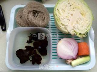 包菜炒粉丝的做法步骤：1