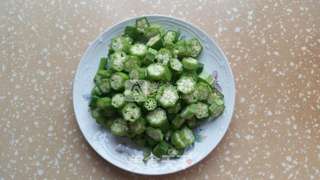 秋葵炒虾仁的做法步骤:2