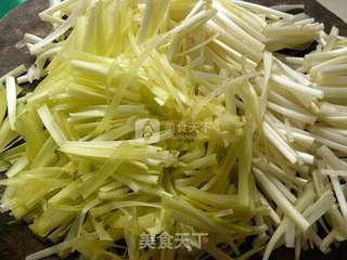 韭黄炒肉丝的做法步骤:2