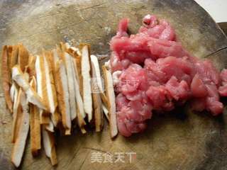 韭黄炒肉丝的做法步骤:3