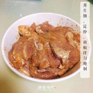 【四叶小馆】鸡腿卷饼的做法步骤:2