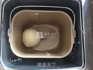 白酱脆皮肠鲜蔬披萨的做法步骤:2
