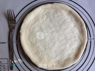 白酱脆皮肠鲜蔬披萨的做法步骤:7