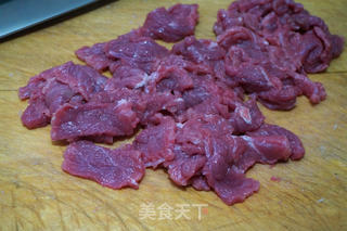 双椒炒牛肉的做法步骤：2