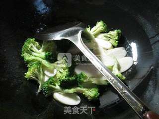 西兰花茭白炒虾仁的做法步骤：4