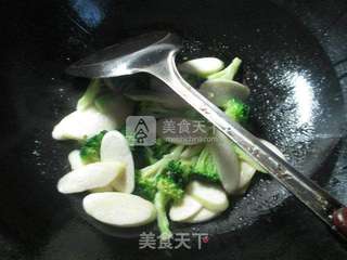 西兰花茭白炒虾仁的做法步骤：6