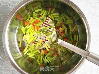 【芹菜拌花生米】的做法步骤:5