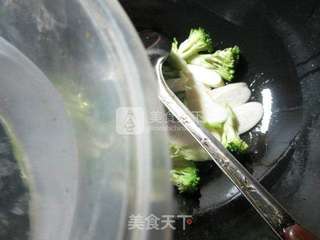 西兰花茭白炒虾仁的做法步骤：5