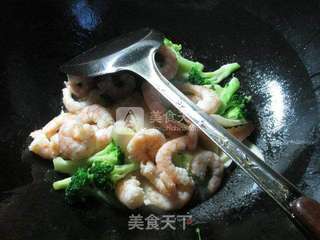 西兰花茭白炒虾仁的做法步骤：7