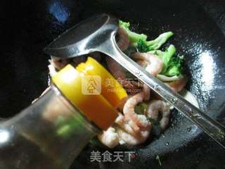 西兰花茭白炒虾仁的做法步骤：8