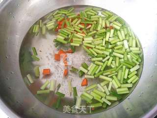 【芹菜拌花生米】的做法步骤:4