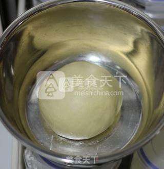 烘焙界无人不晓的面包---奶酪包的做法步骤:2