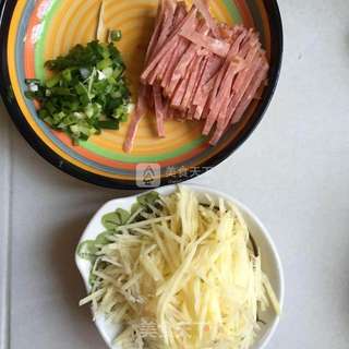 火腿香葱土豆丝饼的做法步骤:2