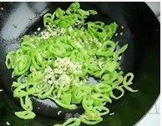 清炒蛇豆角/蛇瓜的做法步骤:2