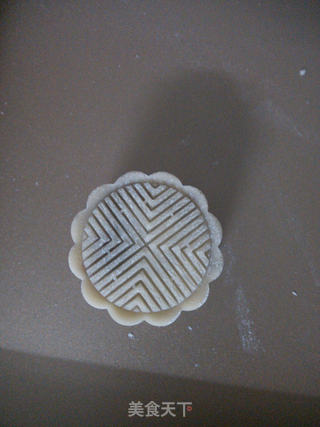 蔓越莓莲蓉广式月饼的做法步骤:9