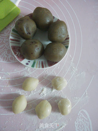 蔓越莓莲蓉广式月饼的做法步骤:6