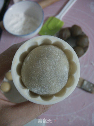 蔓越莓莲蓉广式月饼的做法步骤:8