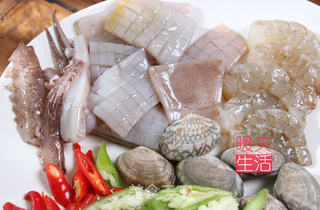 魔鬼辣锡纸海鲜炒饭的做法步骤:2
