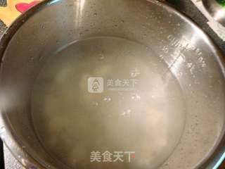 薏米茨实淮山粥的做法步骤:2