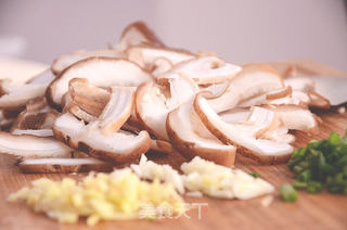 围山公社浏阳菜:香菇黄豆焖火焙鱼的做法步骤:2
