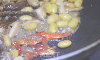 围山公社浏阳菜:香菇黄豆焖火焙鱼的做法步骤:6