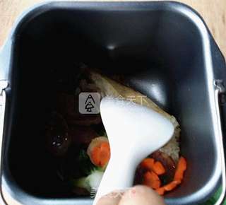 香肠锅巴煲仔饭(面包机版)的做法步骤:12