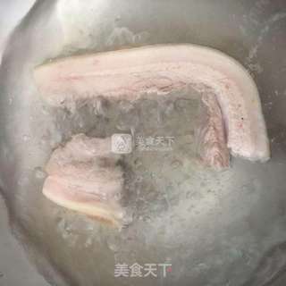 东坡肉的做法步骤：1