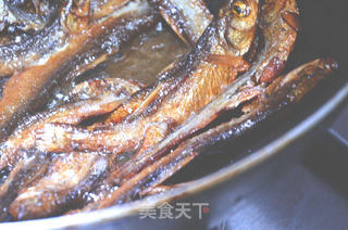 围山公社浏阳菜:手撕山胡椒油火焙鱼的做法步骤:2