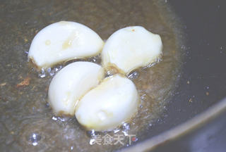 围山公社浏阳菜:手撕山胡椒油火焙鱼的做法步骤:4